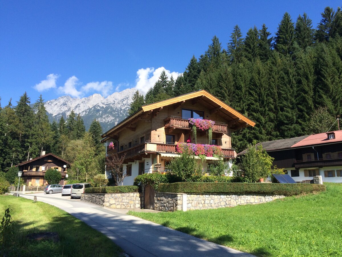 Ein großes Haus mit einem Dach, eingebettet in eine grüne Landschaft, perfekt für naturnahe Wohnmöglichkeiten. 